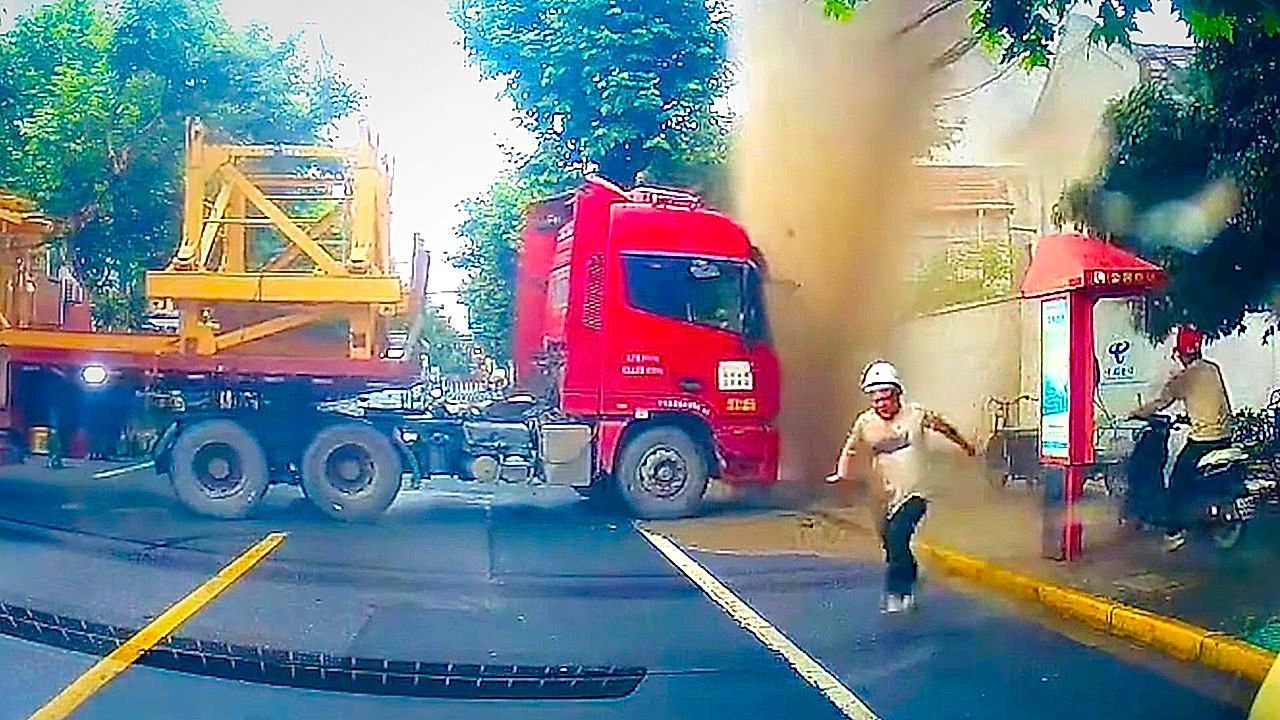 Lkw rammt Hydranten – Wasserfontäne flutet Straße in Shanghai