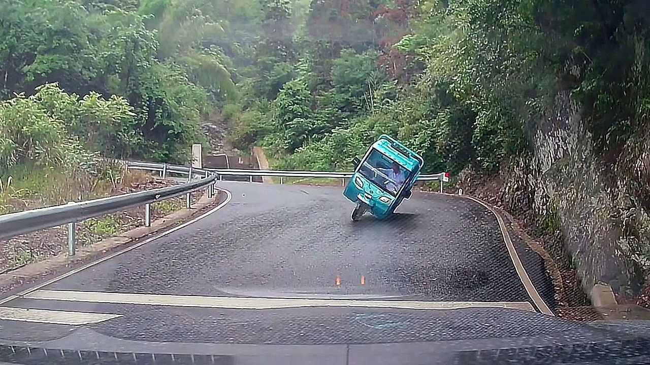 Video: Kurve gekratzt: Kleintransporter ist auf Bergstraße viel zu schnell unterwegs