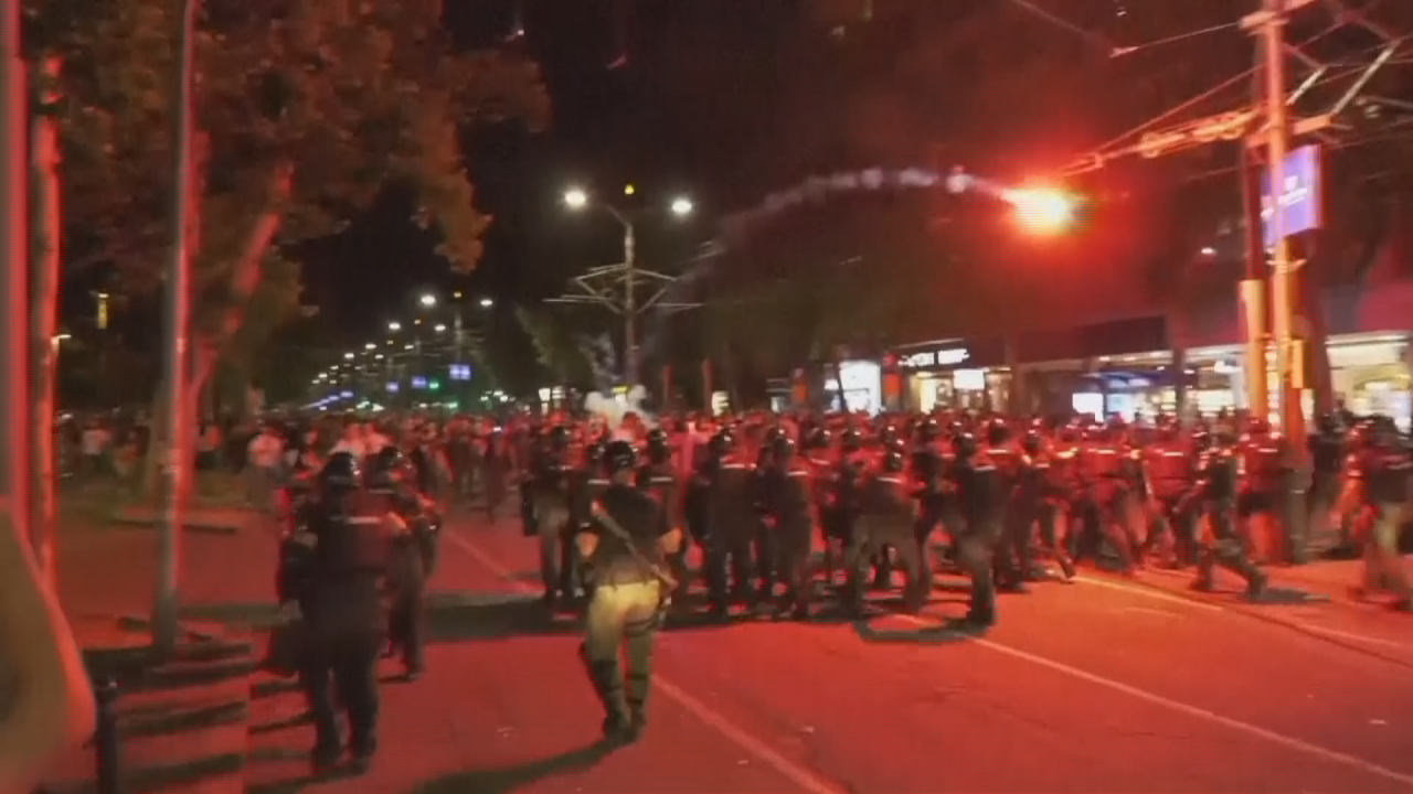Video: Massenproteste nach Neuwahlen: Festnahmen und Verletzte in Belgrad