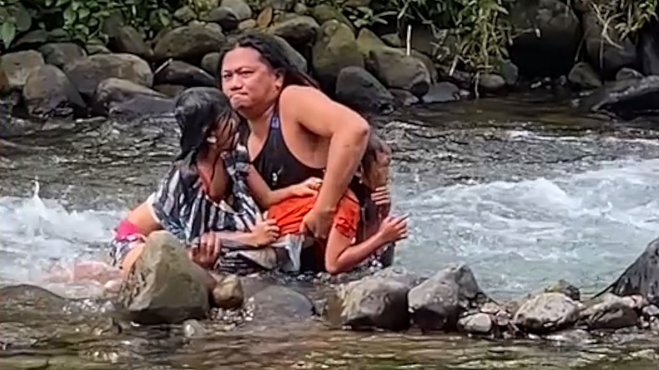 Von der Strömung mitgerissen: Tourist zieht zwei Mädchen aus Fluss