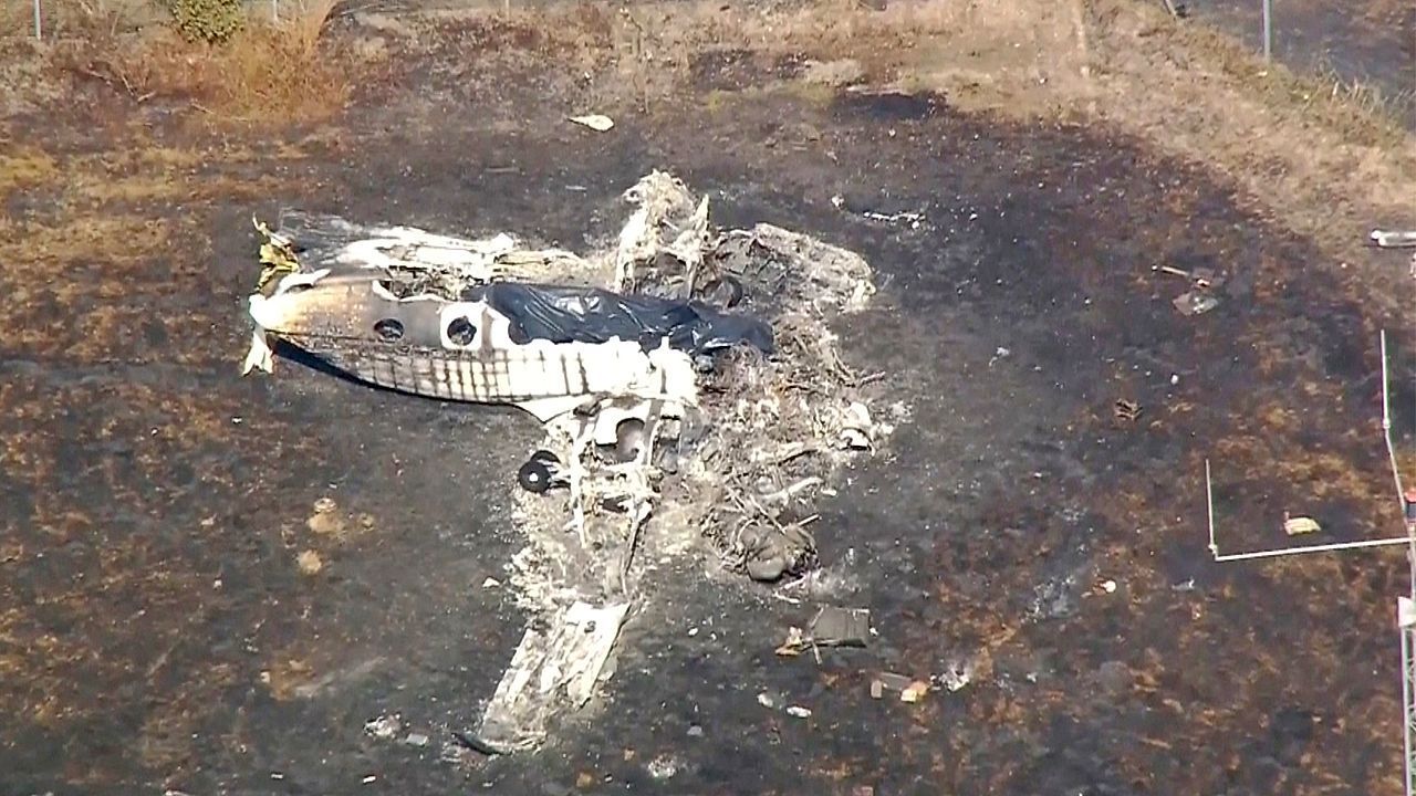 Video: Kleinflugzeug stürzt kopfüber ab: Vier Tote bei Unglück nahe London