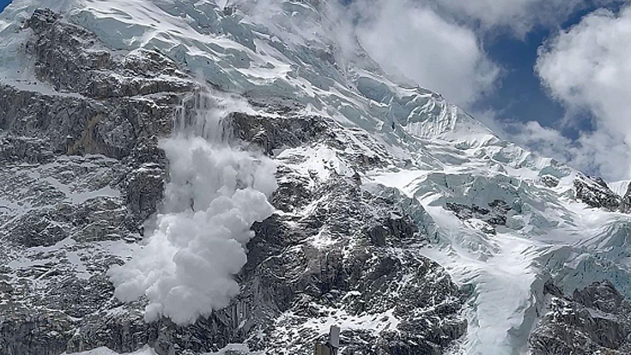 Video: Schneemassen am Basislager: Mann filmt Lawine am Everest