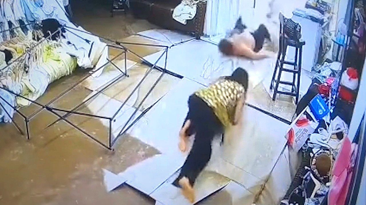 Video: Flut im Bekleidungsgeschäft: Rohrbruch lässt Kundinnen in Panik fliehen