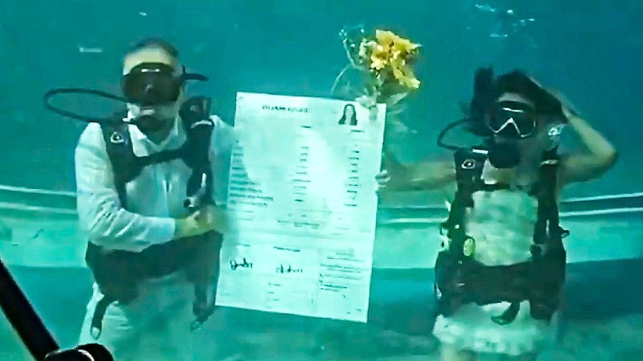 Video: Ja-Wort unter Wasser: Romantische Taucher-Hochzeit vor türkischer Halbinsel