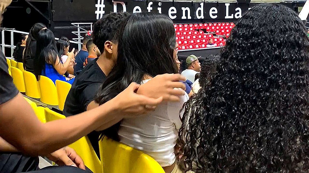 Video: Fremder will helfen – und landet einen Flirt-Flop