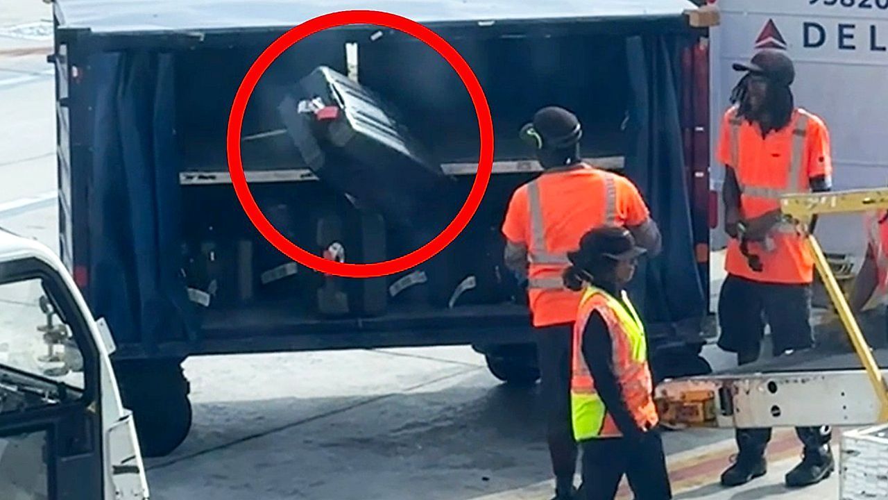 Video: Koffer durch die Gegend gebrettert: Delta-Mitarbeiter wirft Gepäckstücke achtlos auf Wagen