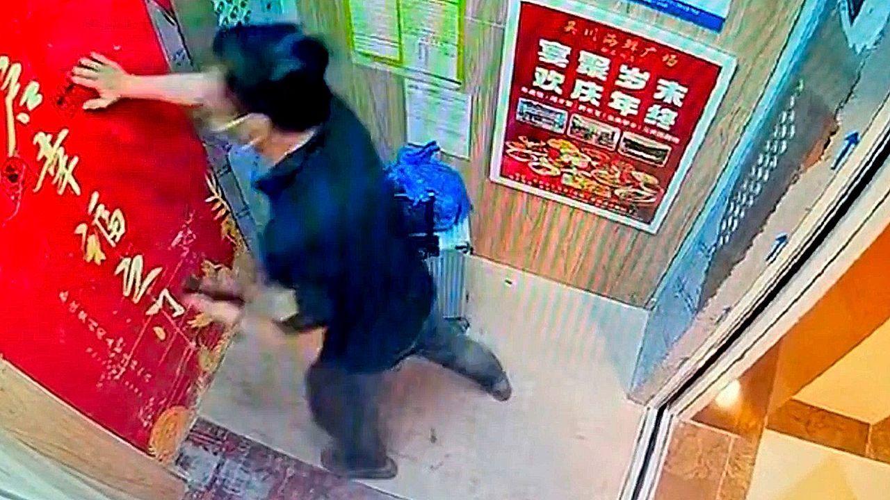 Video: Aufzugtür öffnet sich nicht: Mann gerät in Panik – und steht auf dem Schlauch