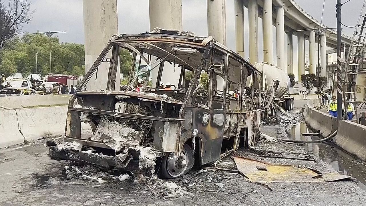 Gasexplosion löst Inferno auf Autobahn aus: Mindestens drei Tote in Mexiko-Stadt