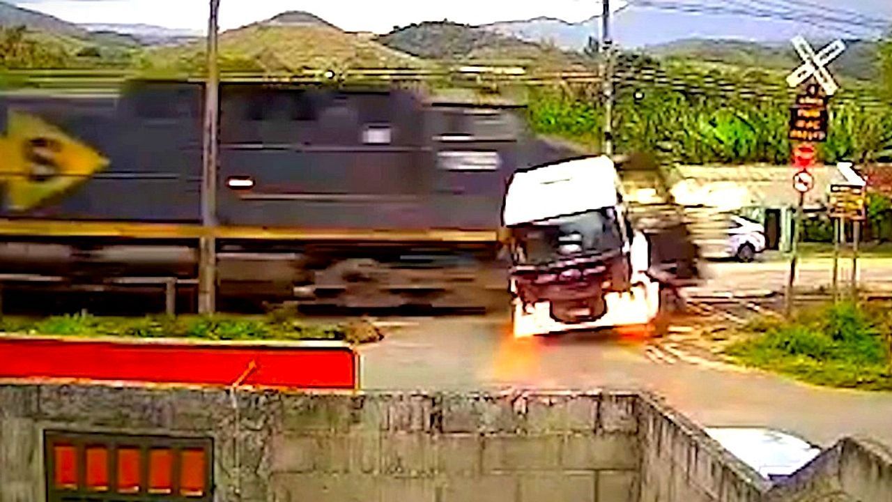 Heftiger Aufprall: Zug rast auf Bahnübergang in Lkw – Insassen haben unfassbares Glück