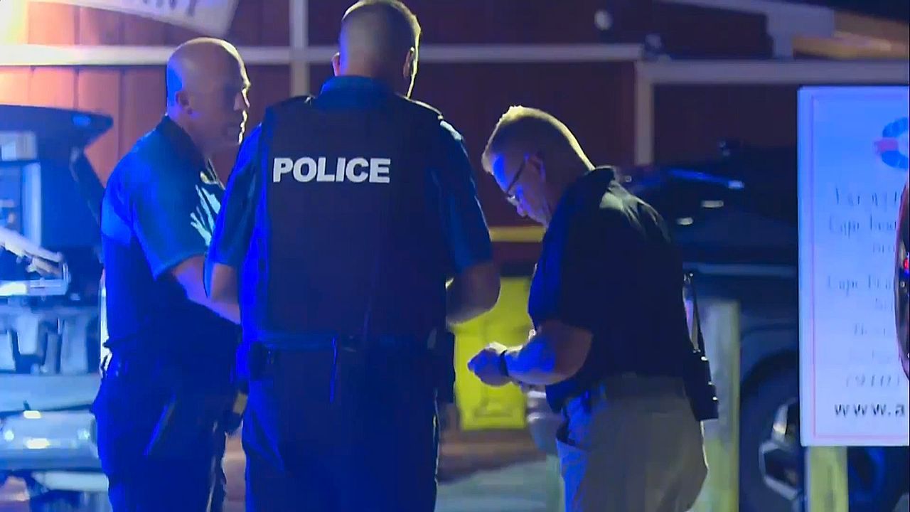 Video: Veteran eröffnet Feuer auf Bar: Drei Tote bei Schießerei in North Carolina