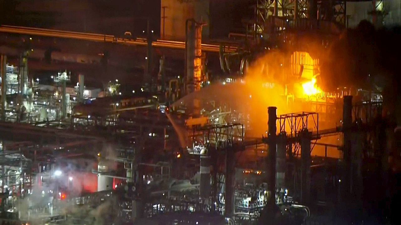Ölraffinerie in Flammen: Massive Explosion erschüttert Vorort von Los Angeles
