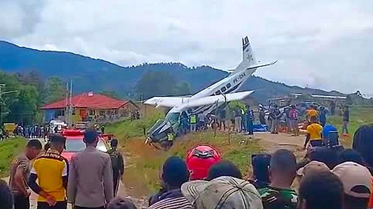 Über Landebahn hinausgeschossen: Transportflugzeug kommt in Graben zum Stehen