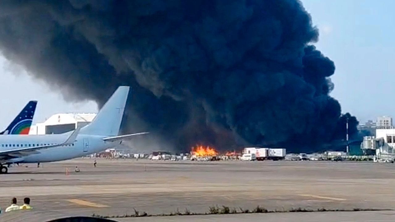 Inferno an Flughafen: Großbrand legt Flugverkehr in Dhaka lahm