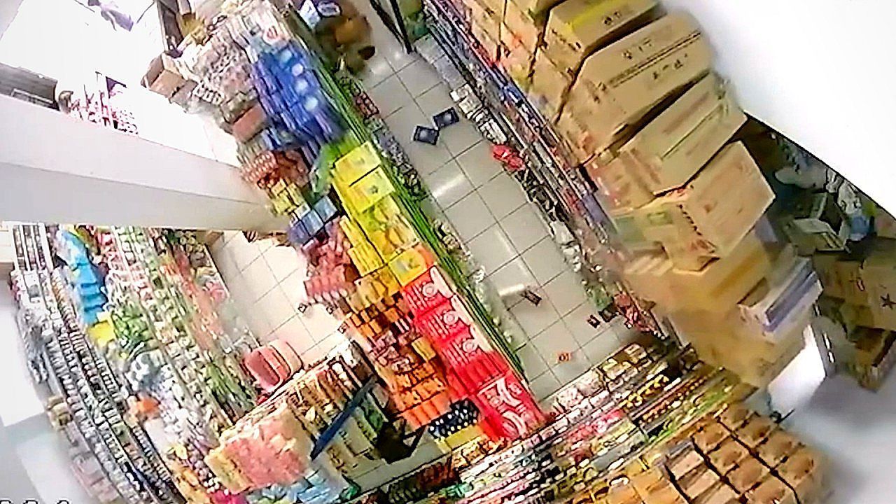 Earthquake shakes shop in Indonesia
