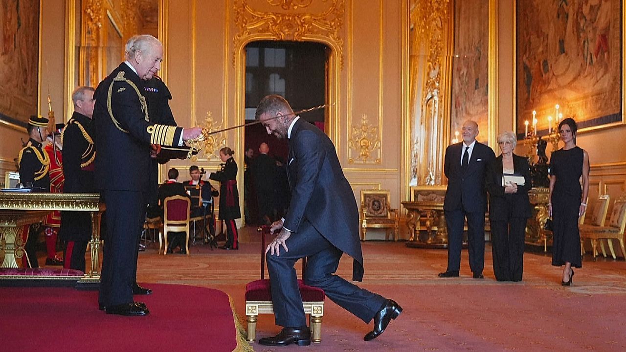 König Charles greift zum Schwert: David Beckham zum Ritter geschlagen