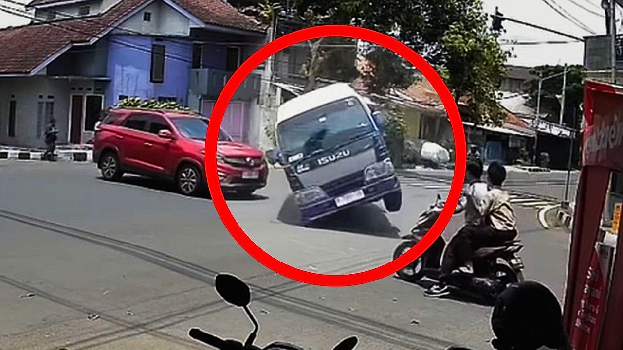 Video: Minivan-Fahrer will Unfall vermeiden – dann kracht es richtig