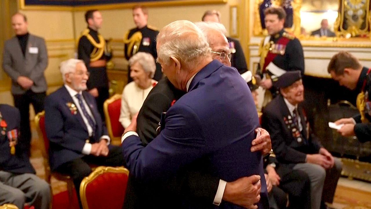 Rührender Protokollbruch: Veteran fällt König Charles III. in die Arme