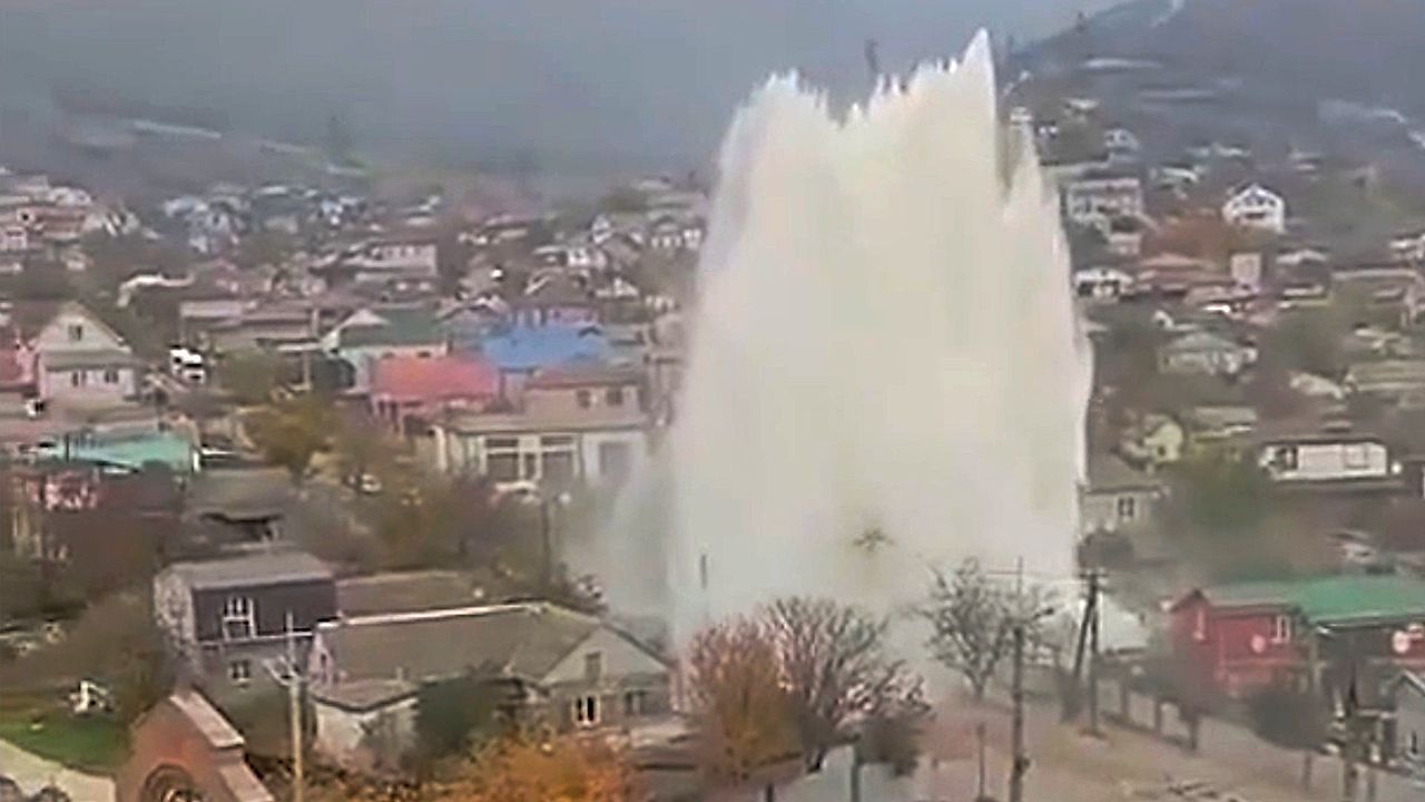 Burst pipe creates 32-foot geyser in middle of Russian street