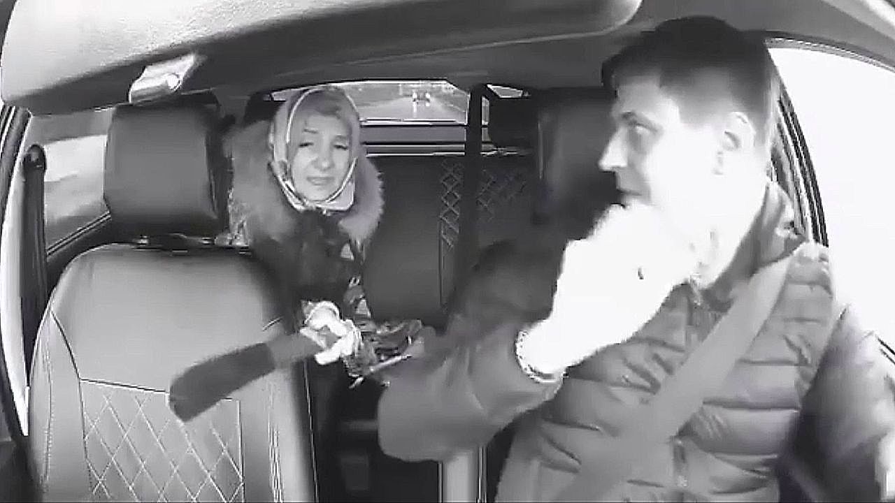 Passenger pulls machete on taxi driver over music choice