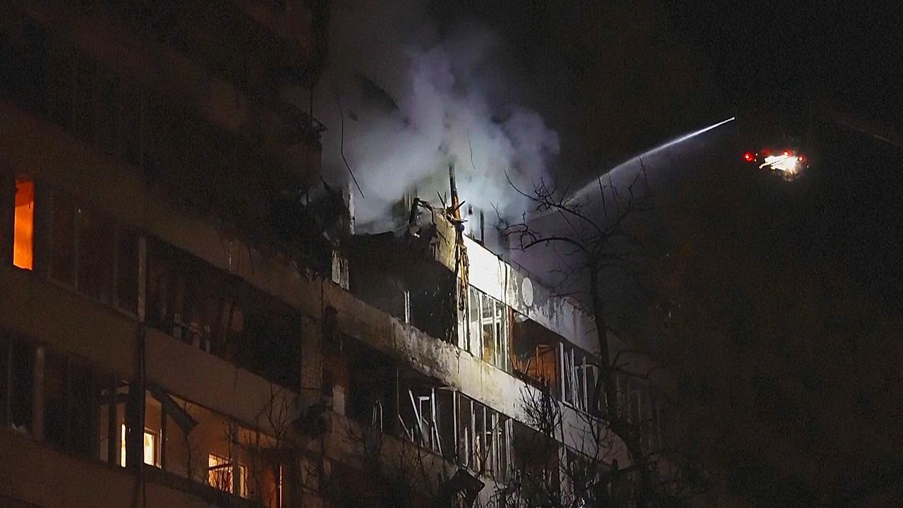 Wohngebäude stehen in Brand: Russland greift Kiew massiv an
