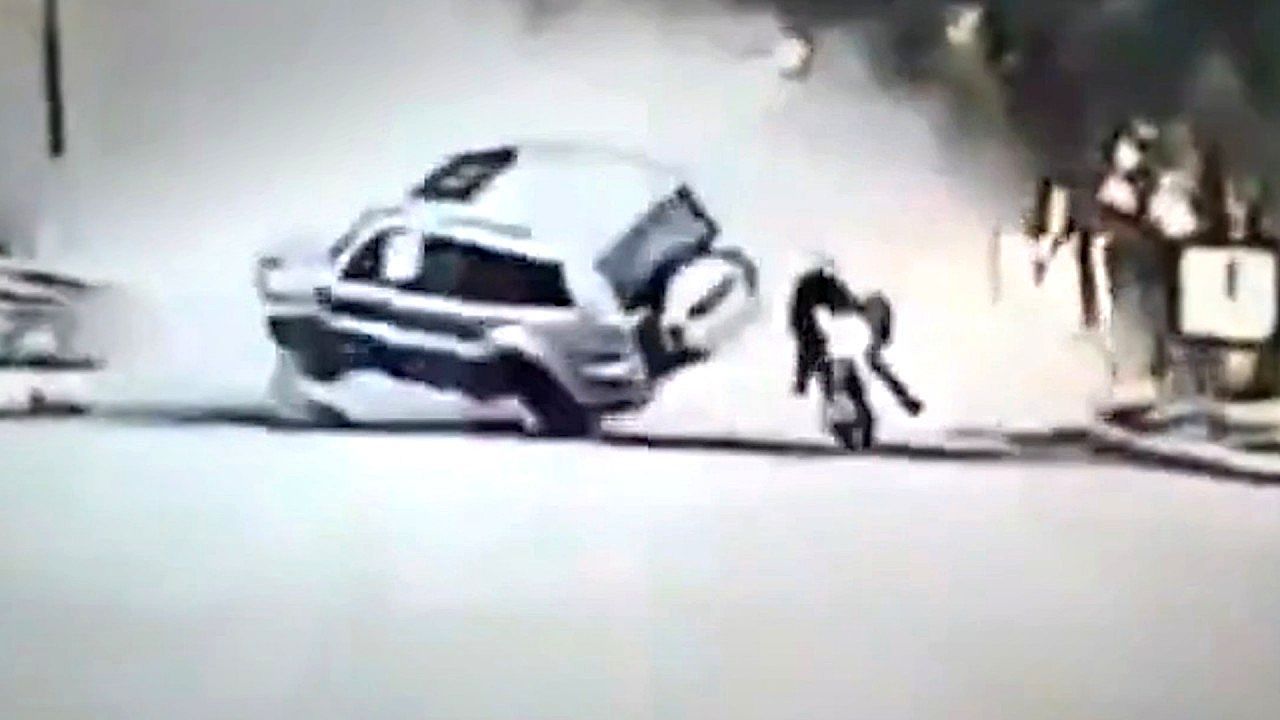 Video: It looks like an action scene! A motorcyclist experiences seconds of terror when a car loses control