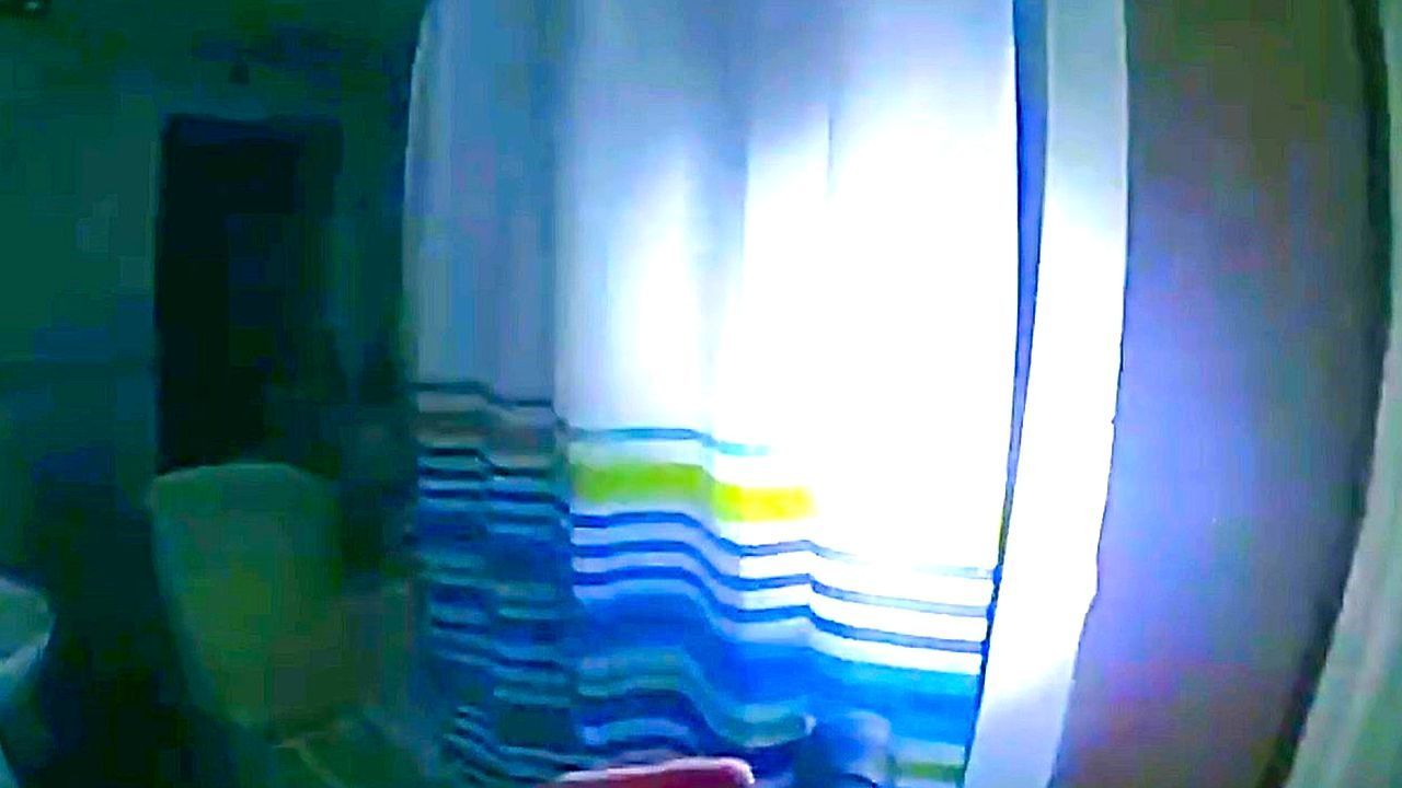 Grusel-Moment-f-r-Polizisten-Suche-im-Keller-endet-mit-berraschung-in-der-Dusche