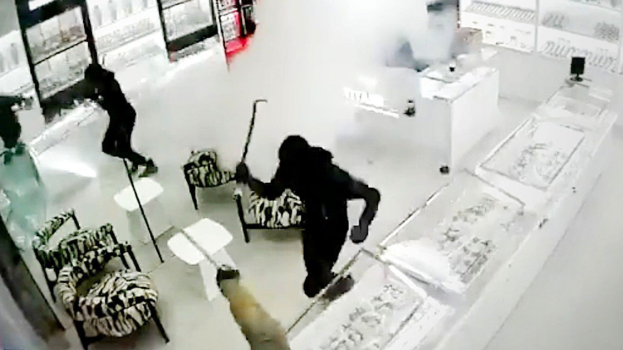 Blitzschnelle-Abwehr-Juwelier-R-uber-erleben-neblige-berraschung