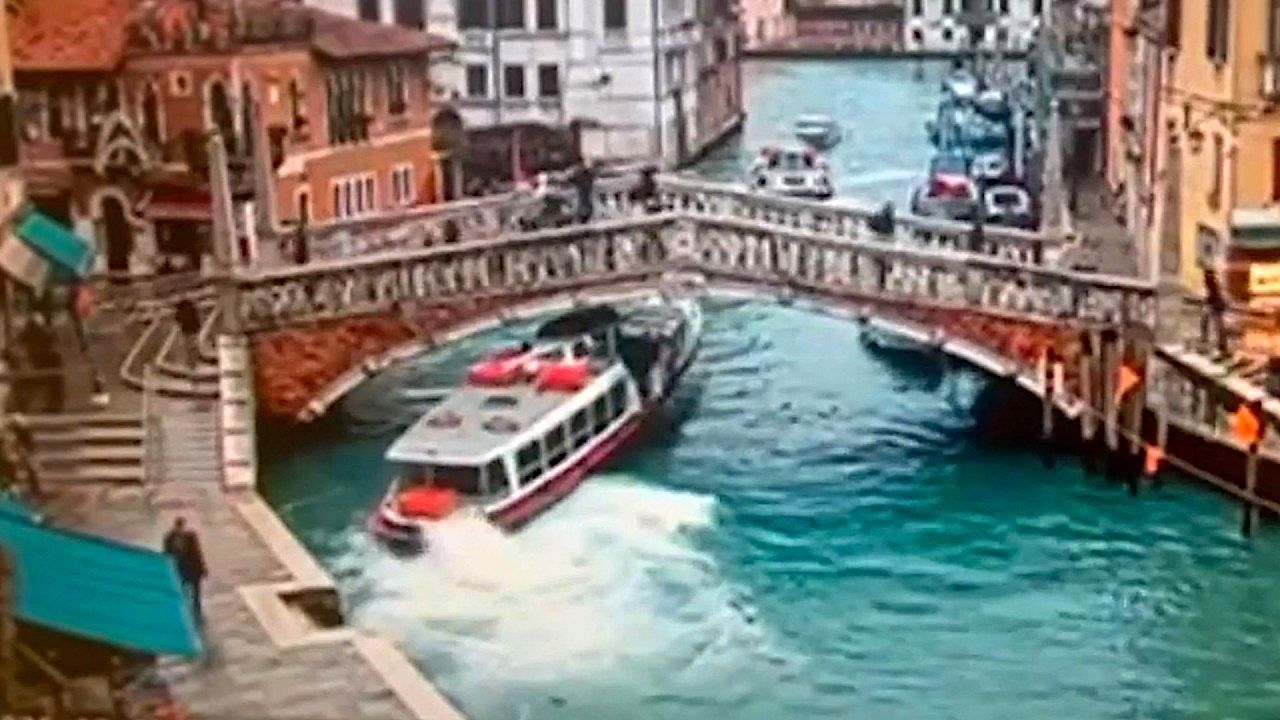 Am-Ungl-ck-vorbeigeschrammt-Passagierboot-knallt-gegen-historische-Br-cke-in-Venedig