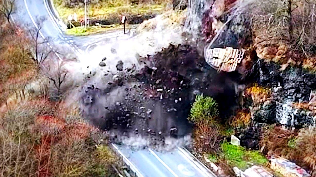 Video: Gefahr gebannt: Ingenieure sprengen 250-Tonnen-Felsen