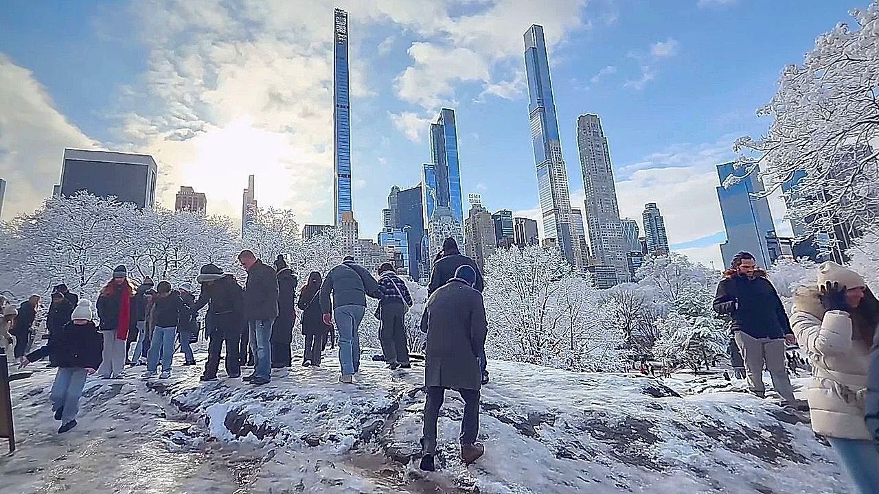 Central-Park-in-New-York-City-transforms-into-a-winter-wonderland