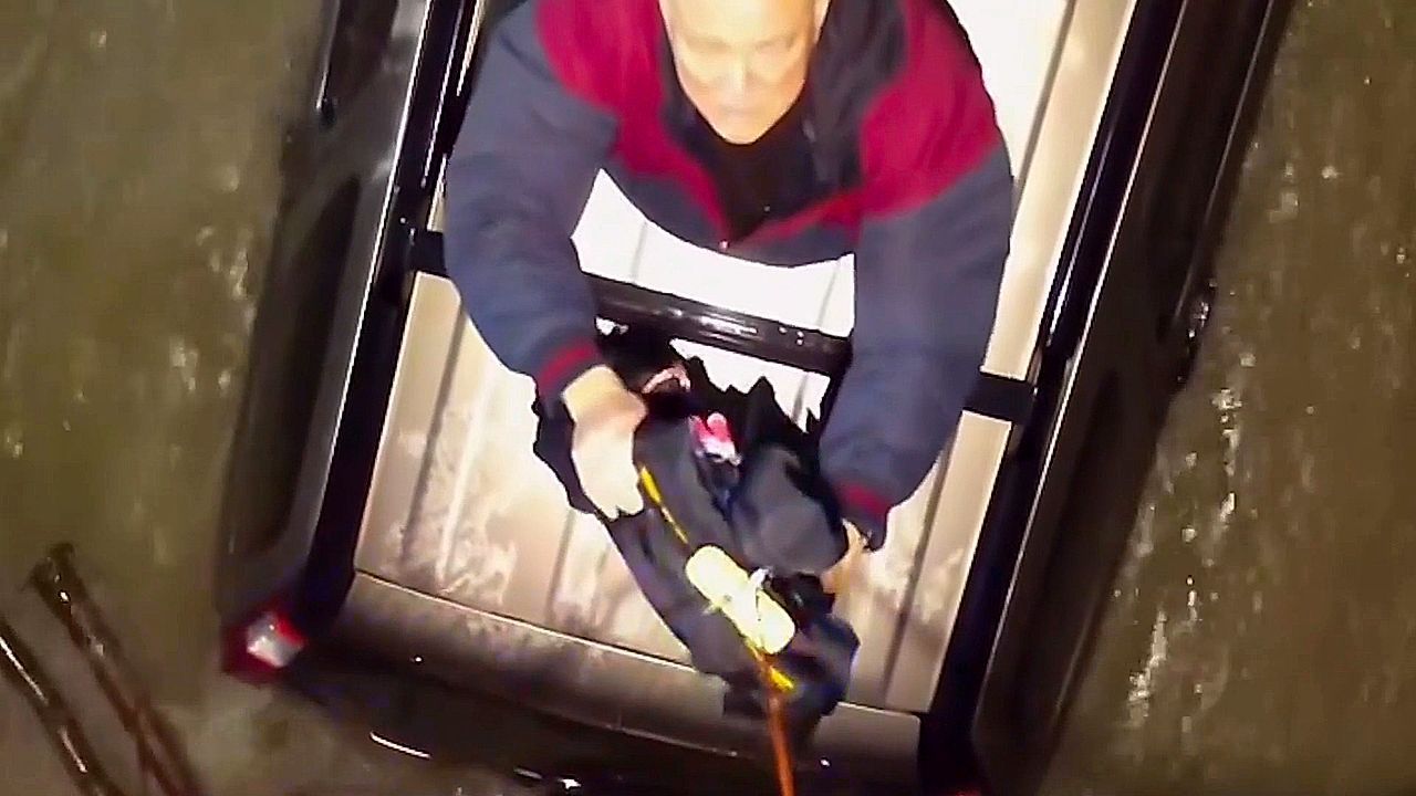 Mann-steckt-in-Fluten-fest-Drohne-wirft-Rettungsweste-ab