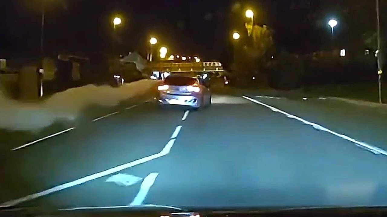 Flucht-mit-Feuerl-scher-19-J-hriger-bespr-ht-Streifenwagen-bei-Verfolgungsjagd