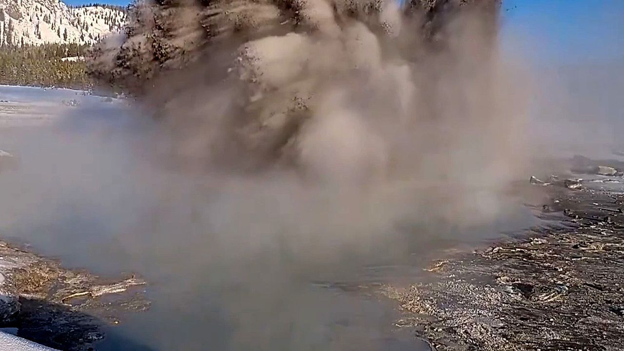 Video: Gefährliches Naturschauspiel: Kamera filmt massive Eruption im Yellowstone-Park