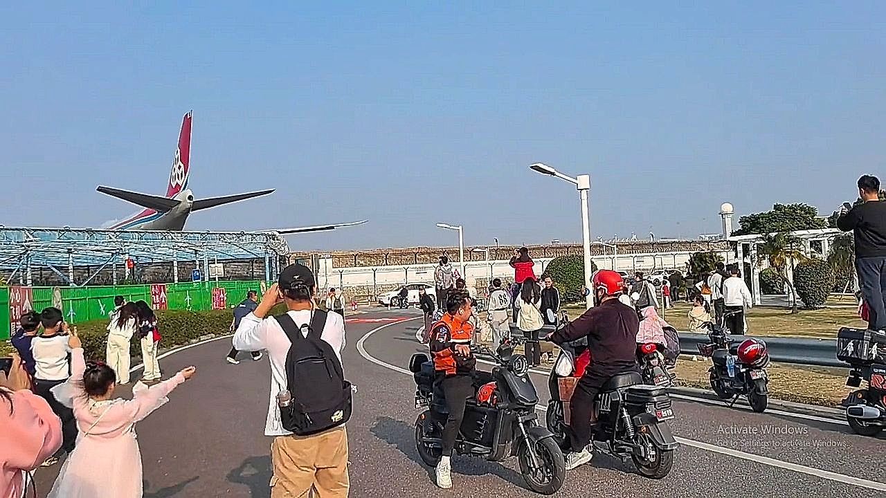 Chaos-am-Flughafen-Startender-Jet-fegt-Zuschauer-fast-weg