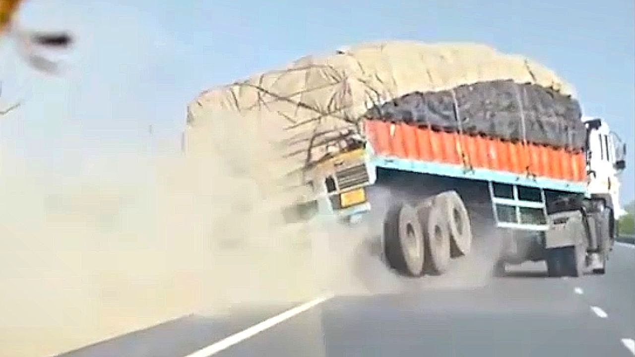 Gersten-Chaos-LKW-kippt-um-und-verstreut-Ladung-auf-Autobahn