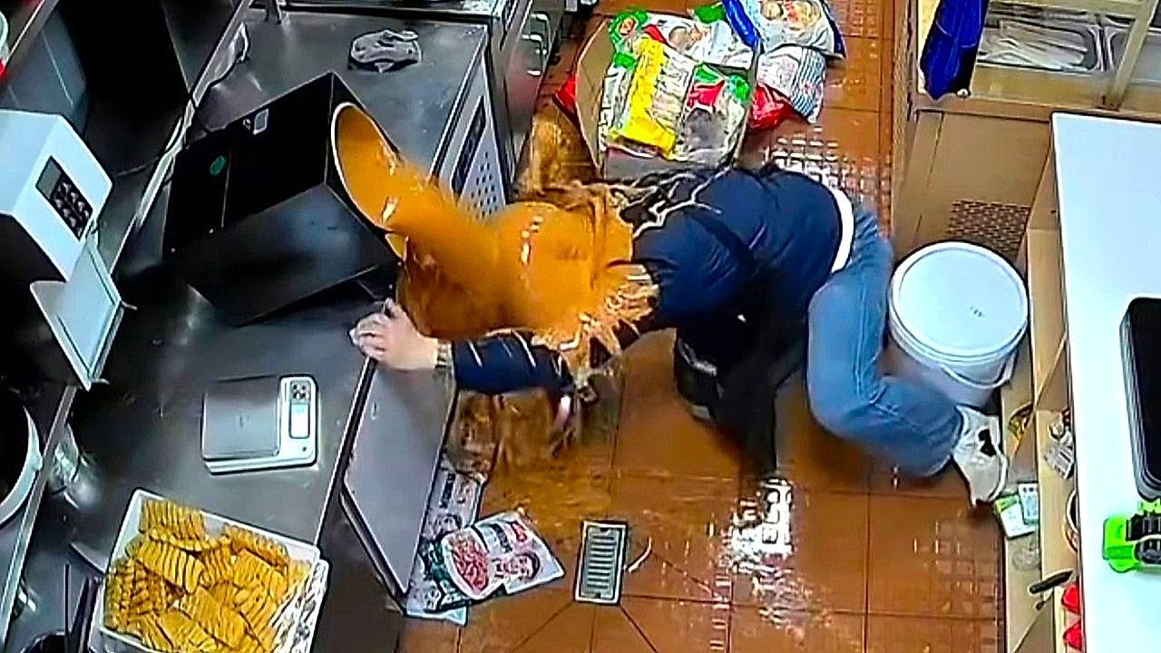 Video: Soßen-Desaster: Restaurantangestellter leistet sich fatalen Fehltritt