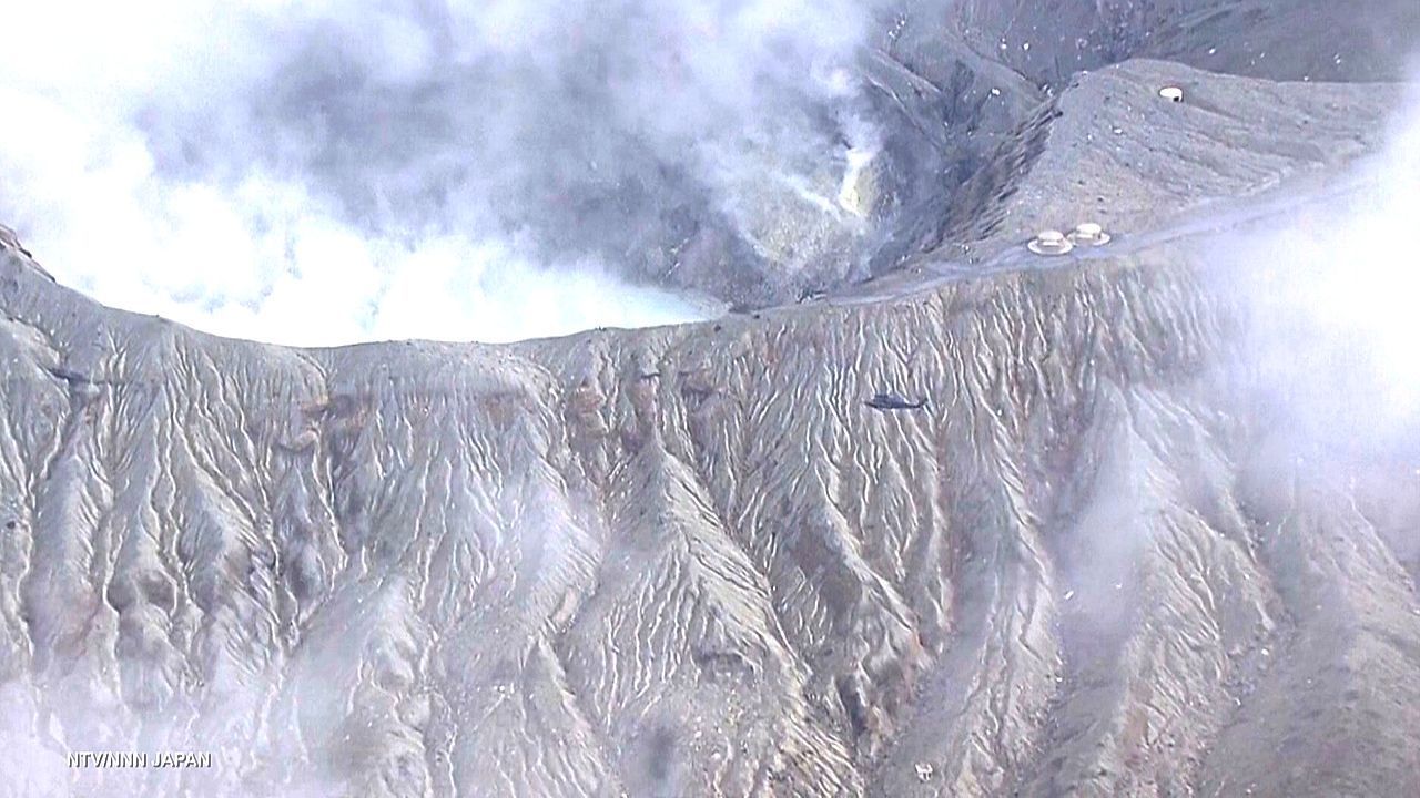 Video: Rundflug endet im Unglück: Hubschrauber nahe Vulkan in Japan vermisst