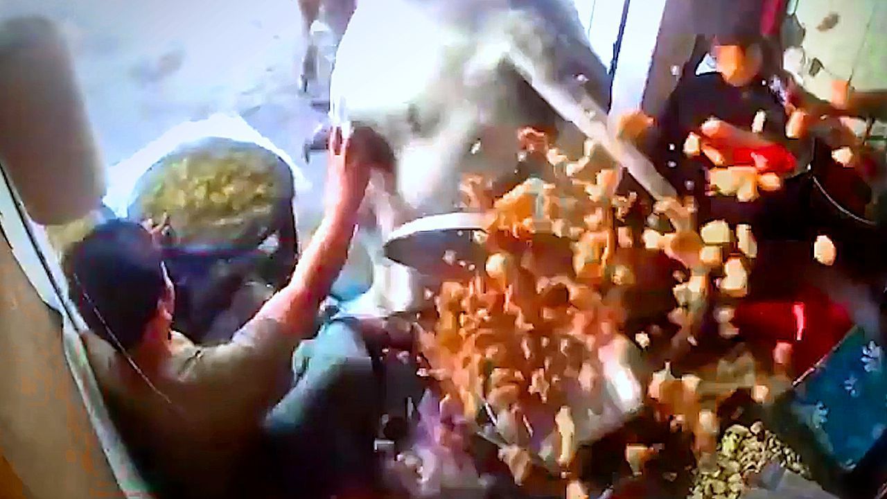 Video: Tierisches Chaos: Kämpfende Bullen stürmen in Street-Food-Laden