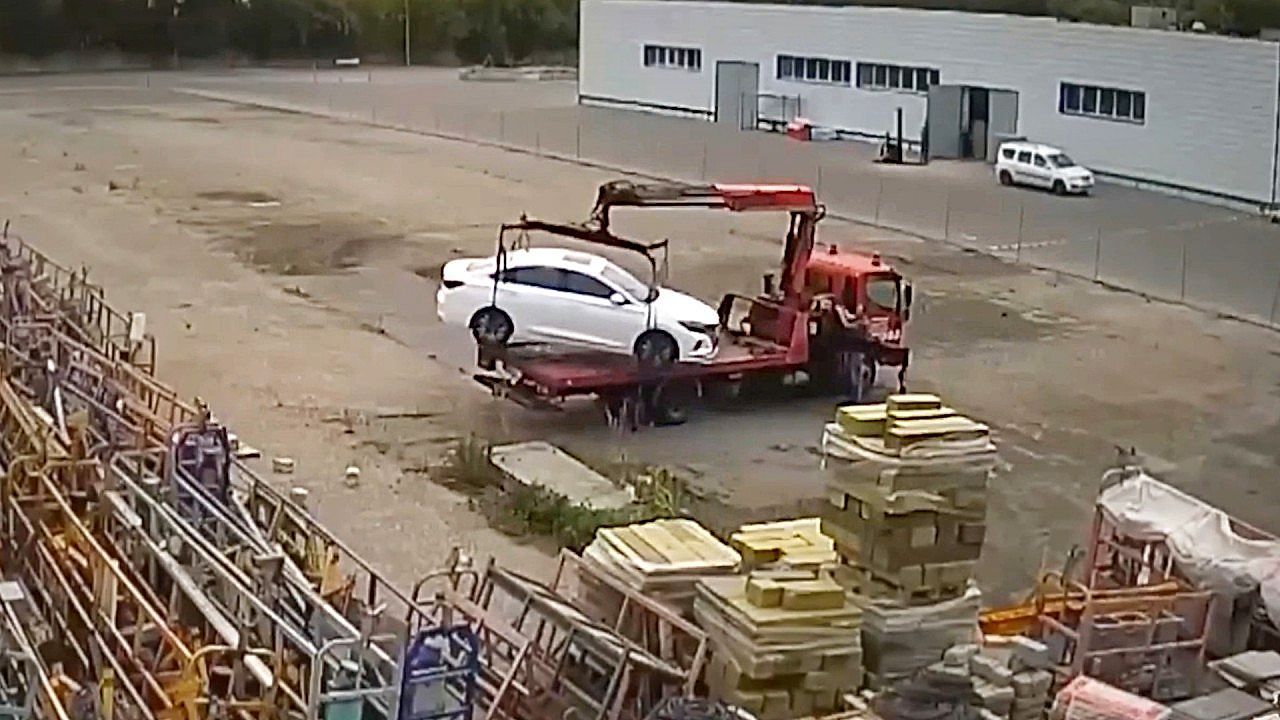 Tow-truck-theft-unfolds-as-ex-employee-calmly-removes-dozens-of-cars