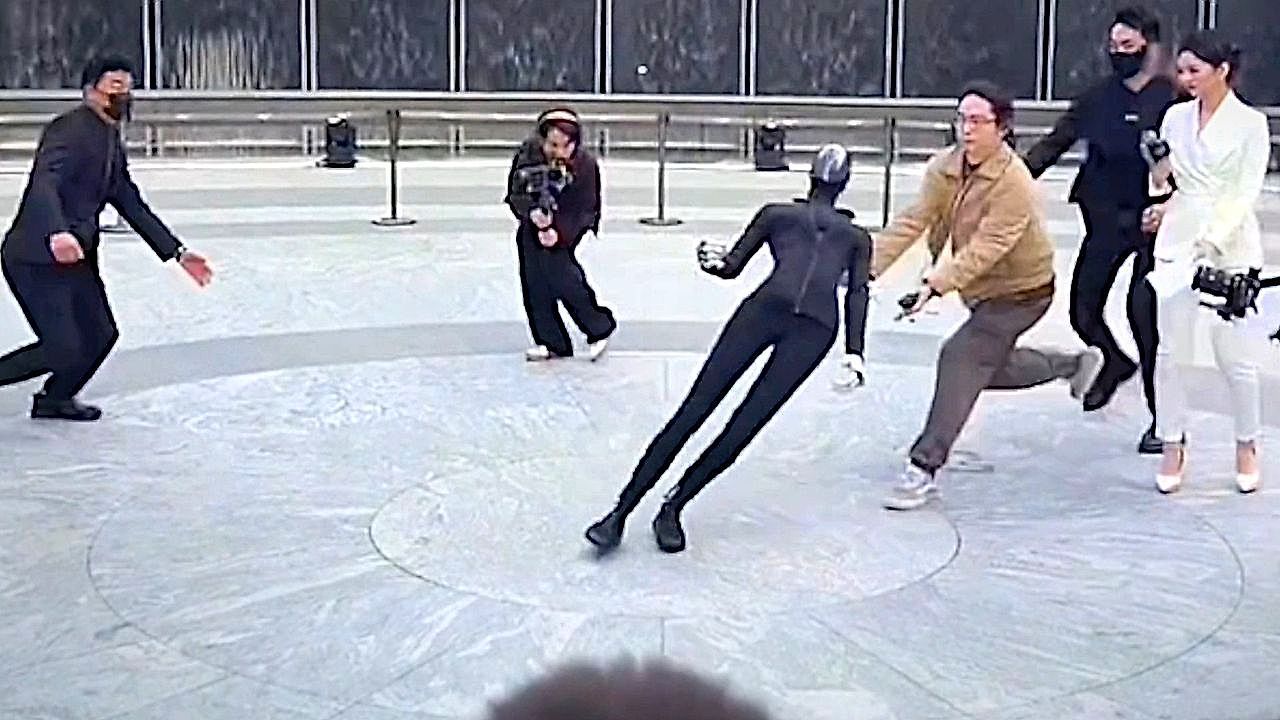 Video: Xpeng's humanoid robot loses its balance during its public debut