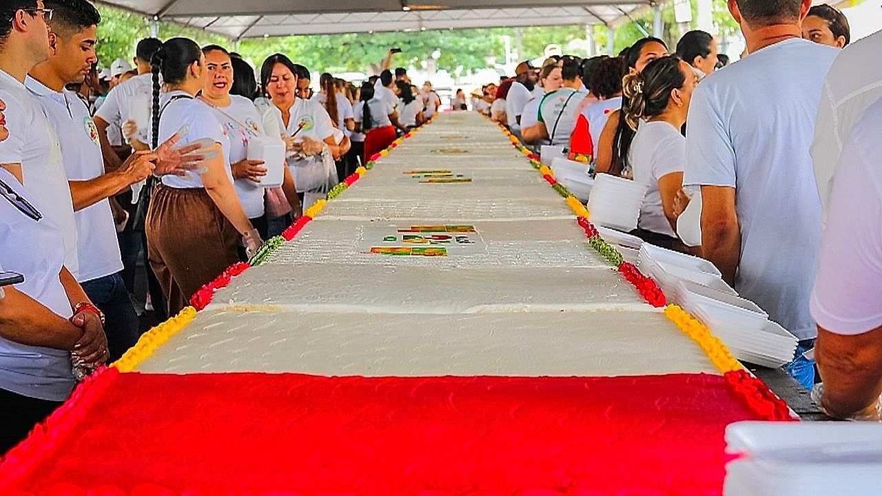 Video: In Sekunden weggeputzt: 50-Meter-Torte löst Chaos aus