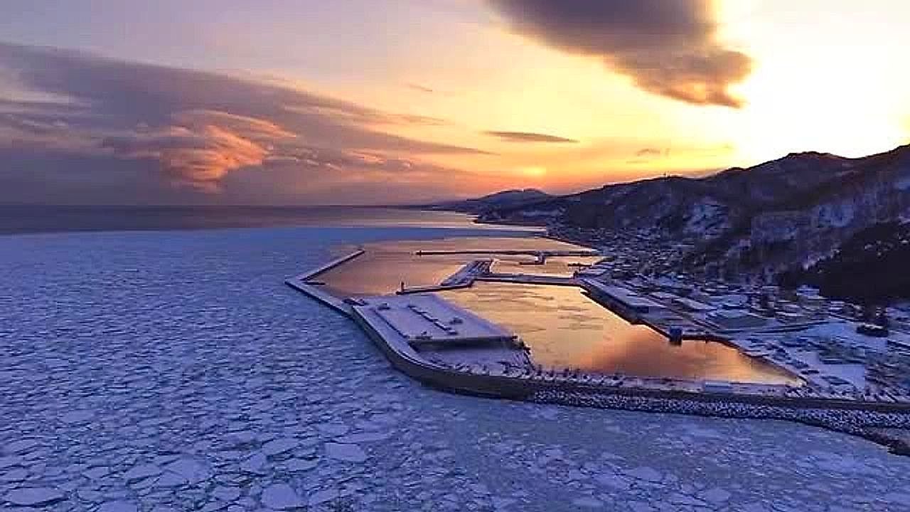 Video: The sea freezes in Japan after historic snowfall and looks like a giant glass port