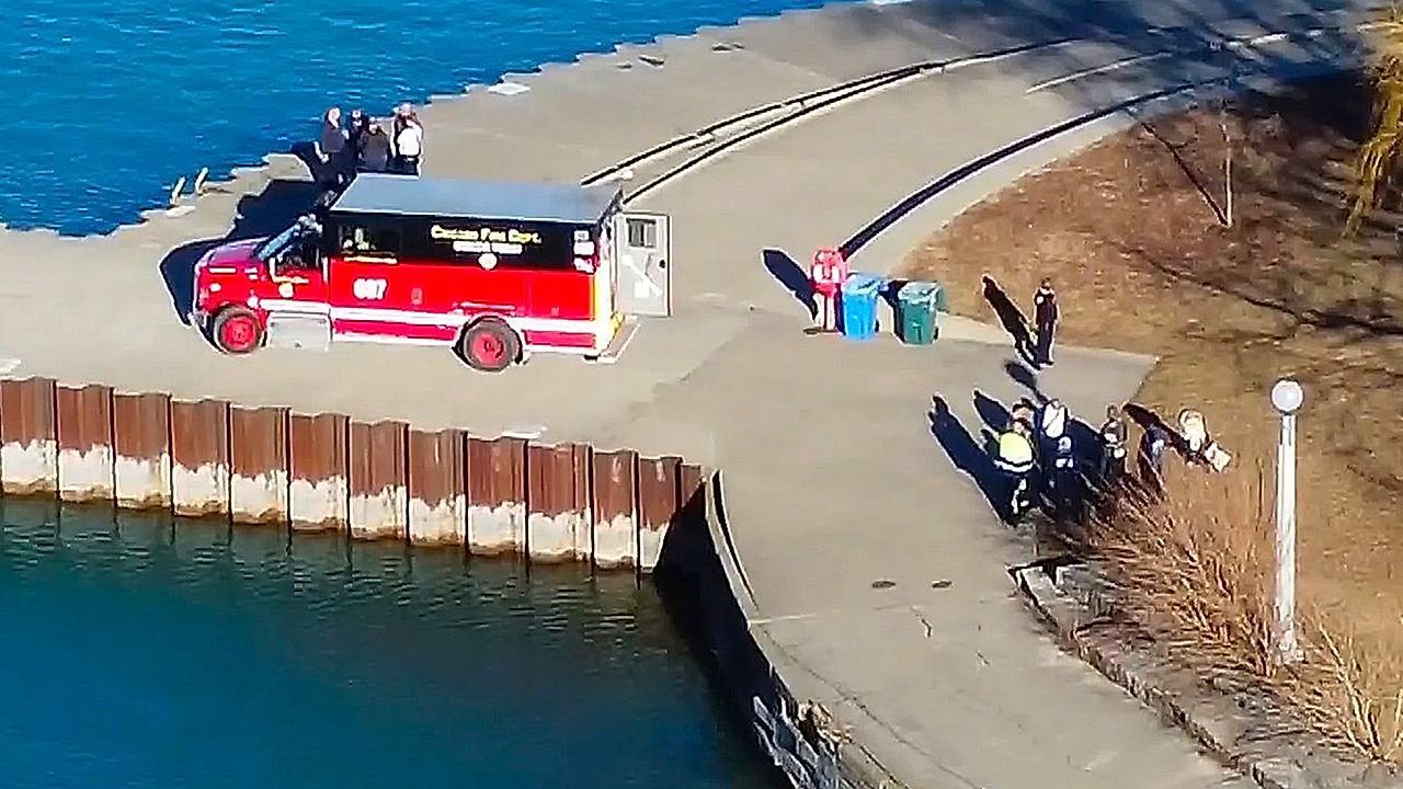 Video: Held kann nicht schwimmen: 30-Jähriger rettet Baby aus See