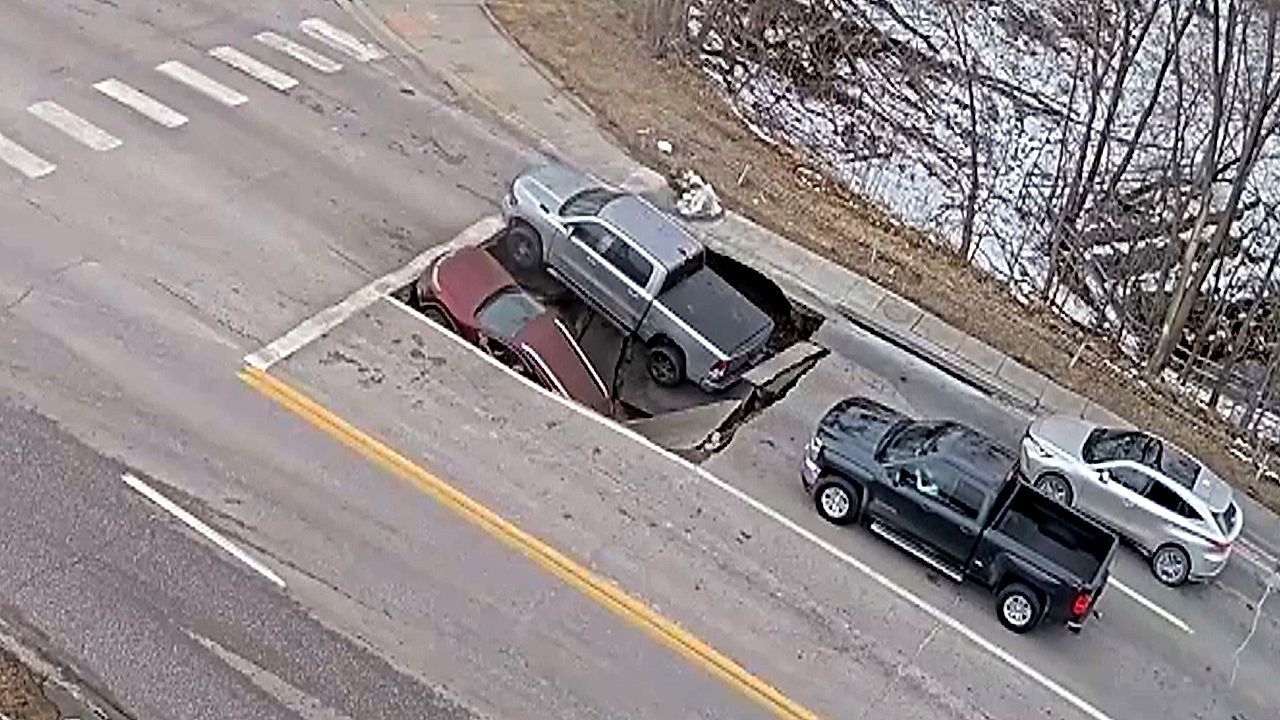 Video: Sinkhole swallows cars at traffic light in Nebraska