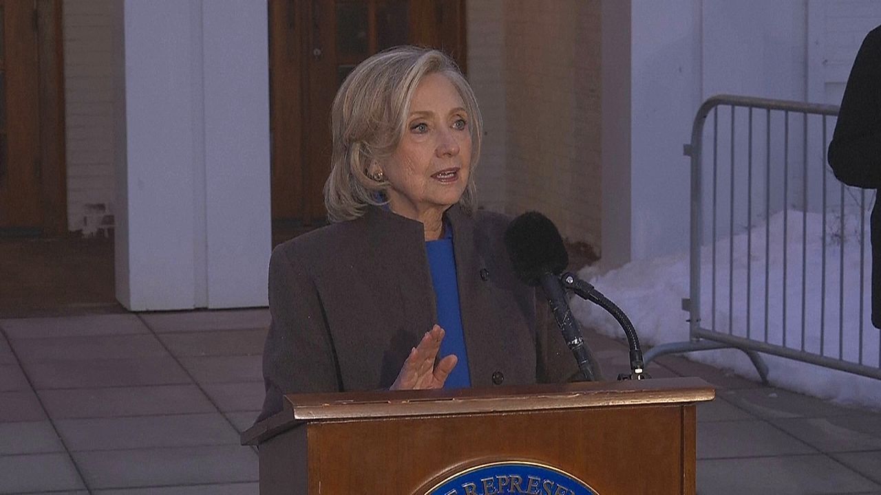 Video: Keine Kenntnis von Straftaten: Hillary Clinton weist Verbindung zu Epstein zurück