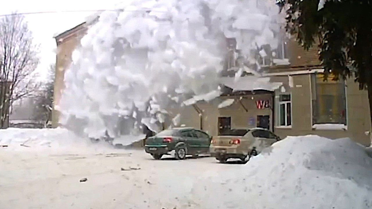 Video: This camera captures how a giant avalanche crushes two cars in seconds