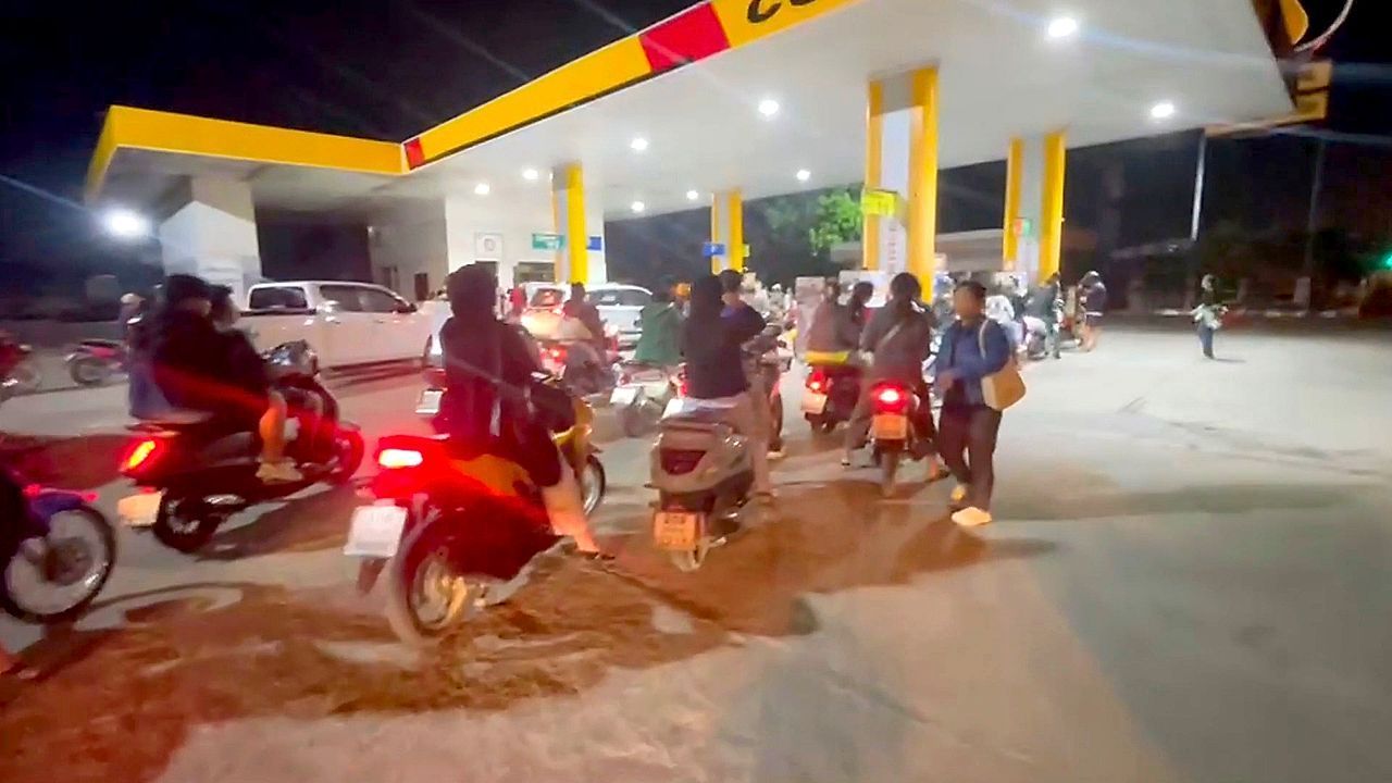 Video: Lange Schlangen vor Tankstellen: Irankrieg löst Panikkäufen in Thailand aus