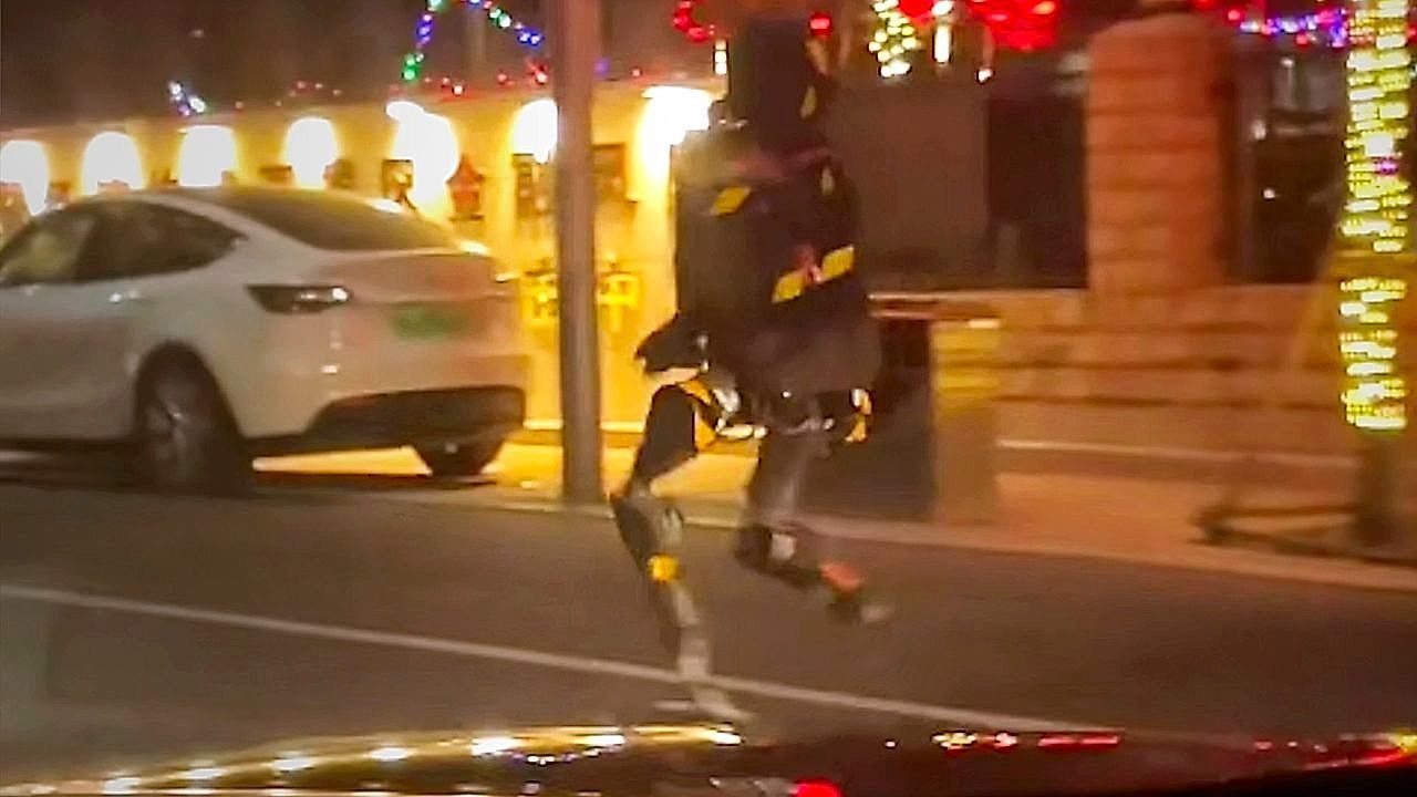 Video: Night jog in Beijing draws attention for an unusual runner
