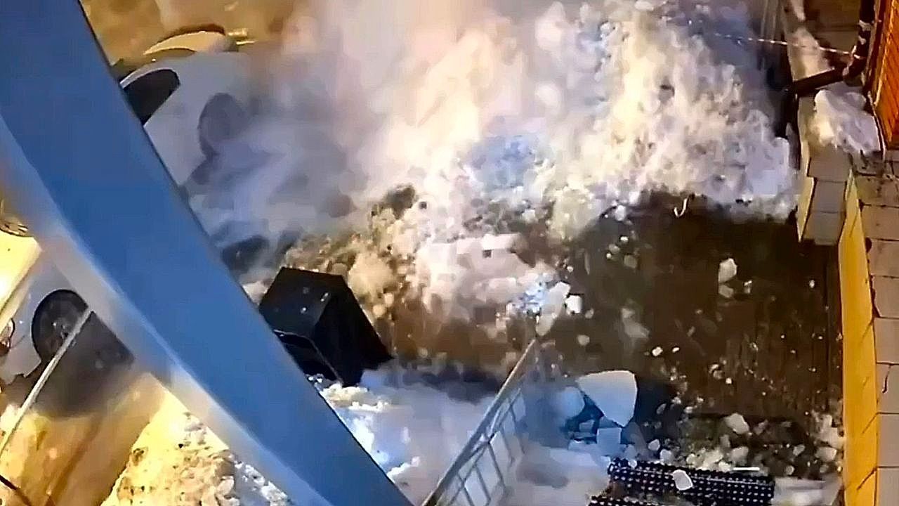 Video: Gefährliche Dachlawine: Gewaltige Schneemassen begraben geparkte Autos