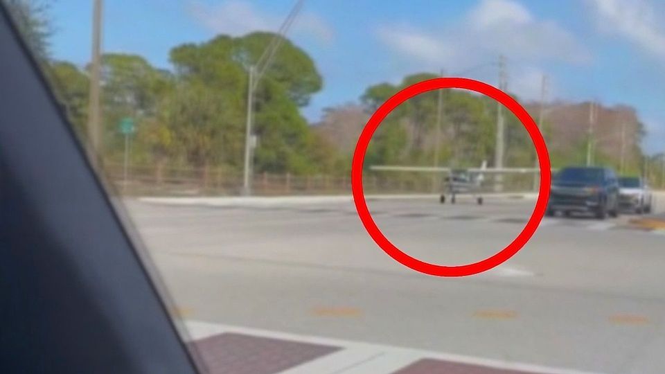 Bizarrer Anblick: Kleinflugzeug landet in Florida mitten im Verkehr
